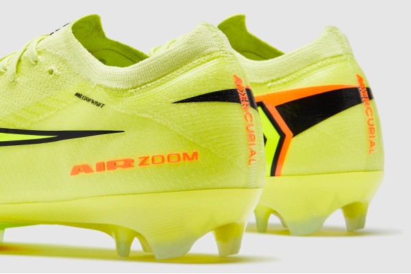 Футбольные бутсы Nike