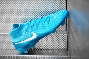 Футбольные бутсы Nike Phantom Luna II Elite FG FJ2572-400