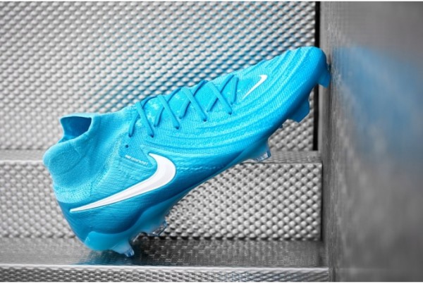 Футбольные бутсы Nike Phantom Luna II Elite FG FJ2572-400