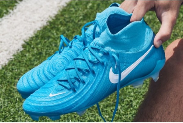 Футбольные бутсы Nike Phantom Luna II Elite FG FJ2572-400