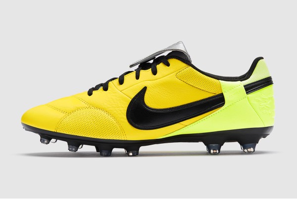 Футбольні бутси Nike Premier III FG (ШКІРА) HM0265-700
