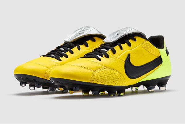 Футбольні бутси Nike Premier III FG (ШКІРА) HM0265-700