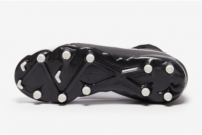 Детские футбольные бутсы Nike Phantom Luna II Academy MG Junior FJ2603-100