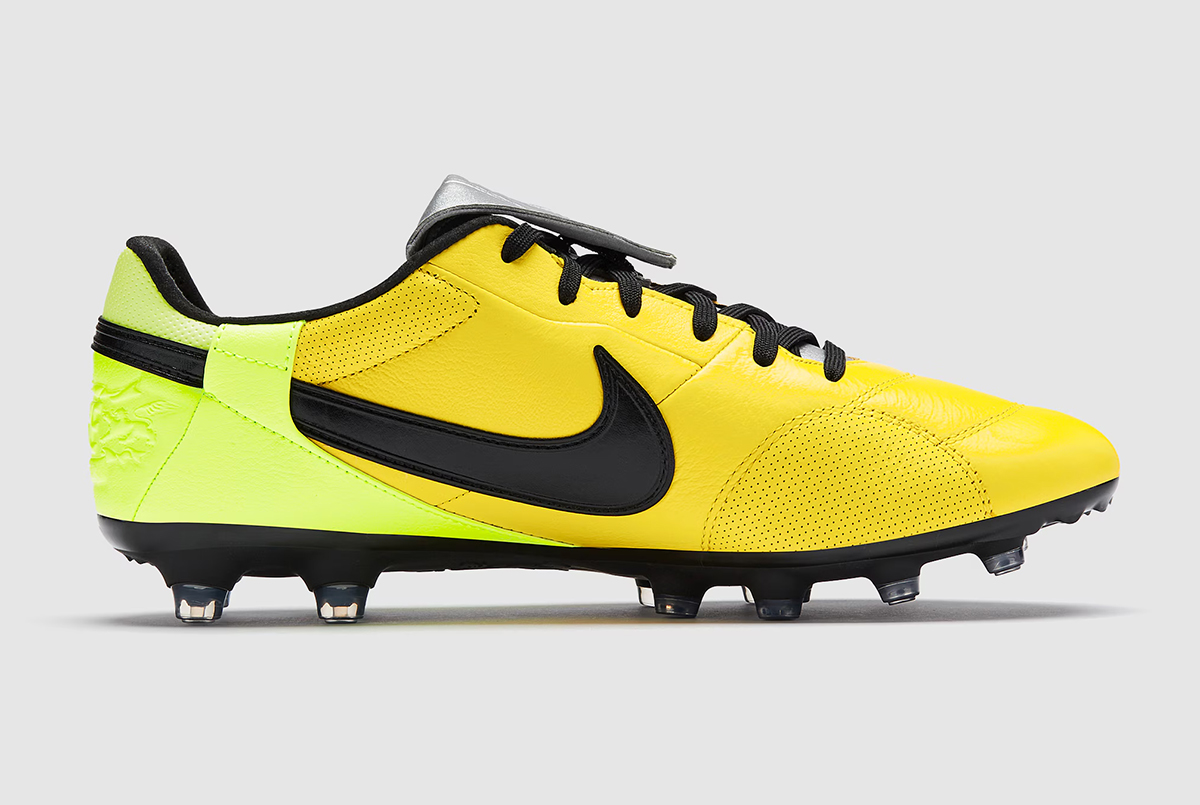 Футбольные бутсы Nike Premier III FG (КОЖА) HM0265-700